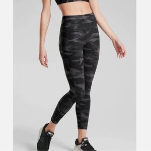 ATHLETA Ultimate Camo stash Pocket 7/8 Tight legging Black Camo